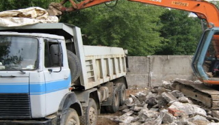 Вывоз строительного мусора с участка в Великих Луках недорого от 1560 руб. | 2Землекопа-Вкл